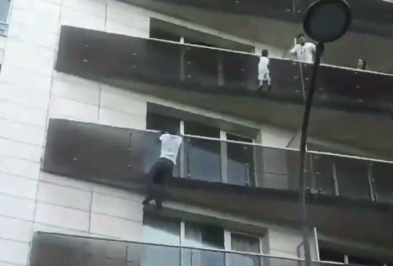 '스파이더맨'처럼 5층 발코니로 오르는 '영웅' 청년[출처: 페이스북(Habib Bidou)]