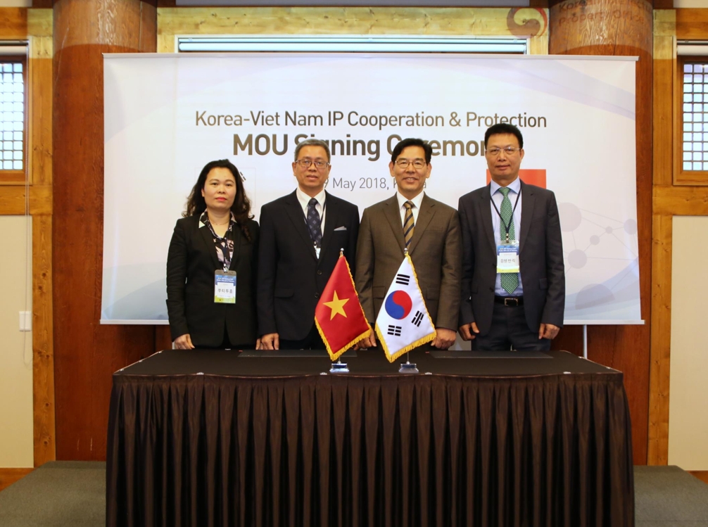 기념촬영 하는 김태만(오른쪽 2번째) 특허청 차장과 베트남 관계자들