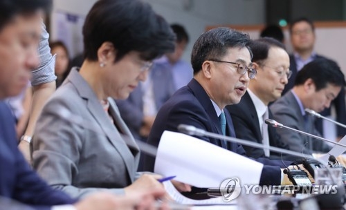 발언하는 경제부총리