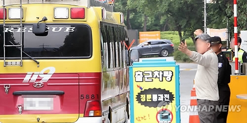 '화약공장 폭발' 현장으로 향하는 구급차