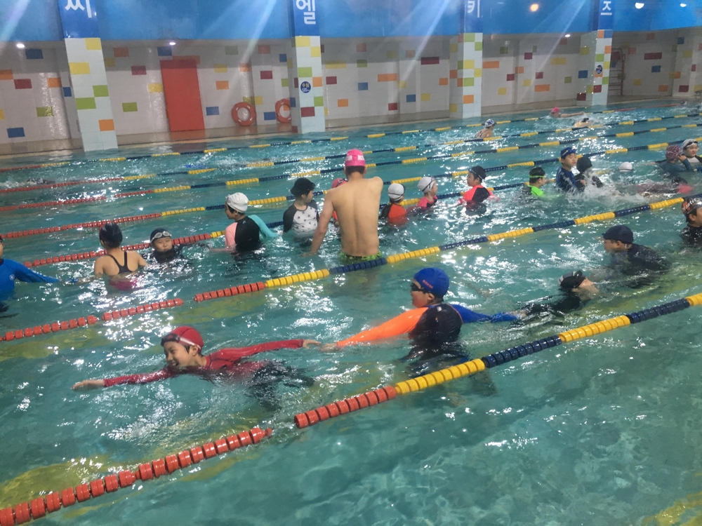 생존 수영 실기교육 받는 학생들