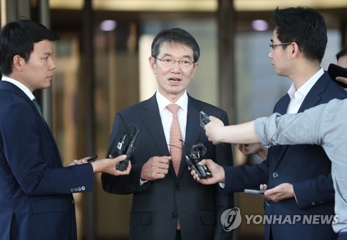 취재진 질문에 답하는 안철상 법원행정처장