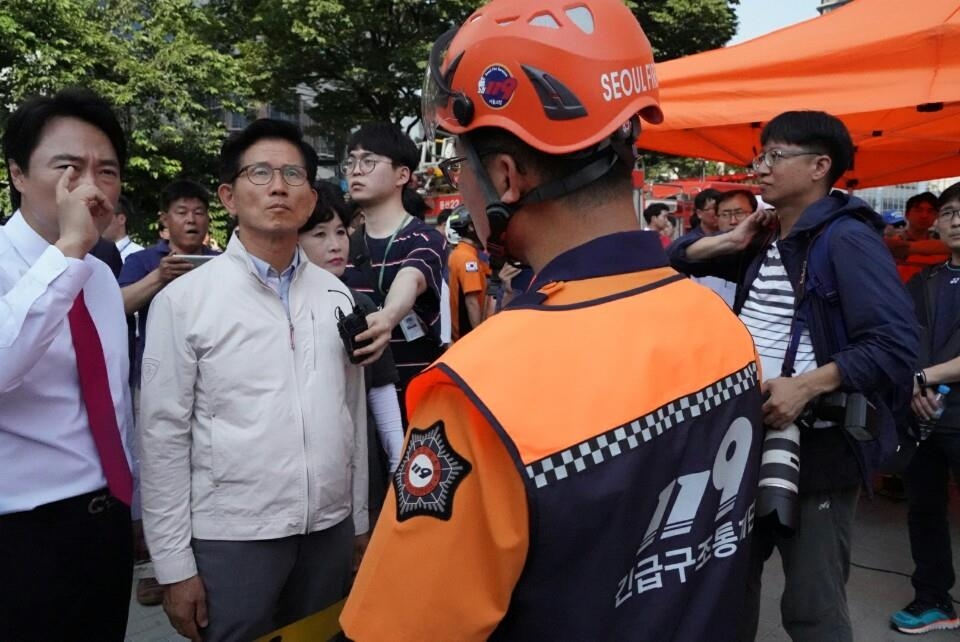 서울 용산구 한강로 건물 붕괴 현장을 찾아 둘러보는 김문수 후보