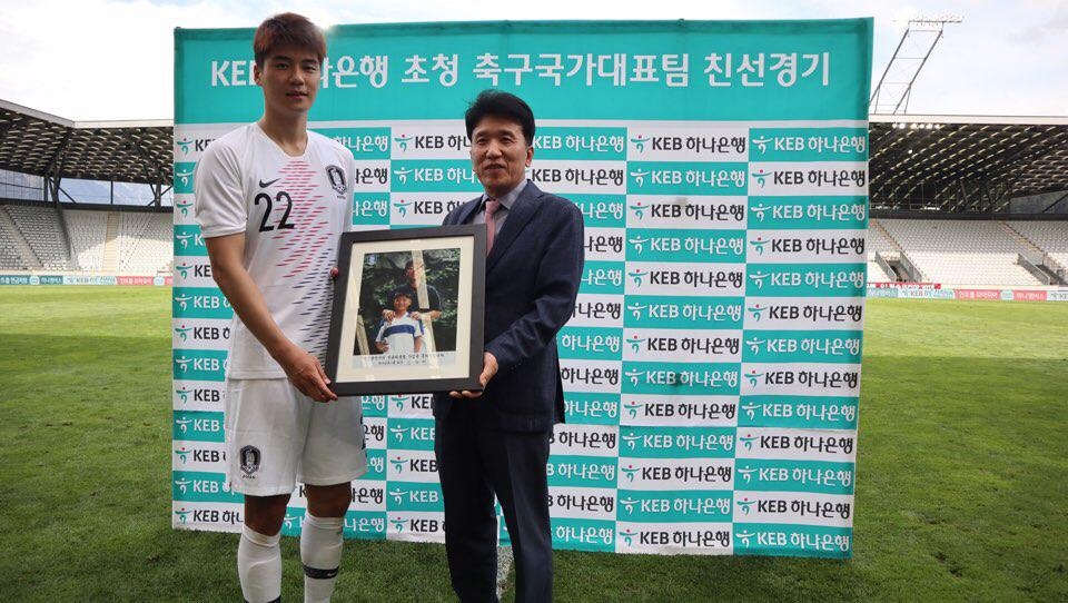 하나은행 함영주 행장이 기성용에게 센추리클럽 가입 축하 사진을 전달하고 있다.