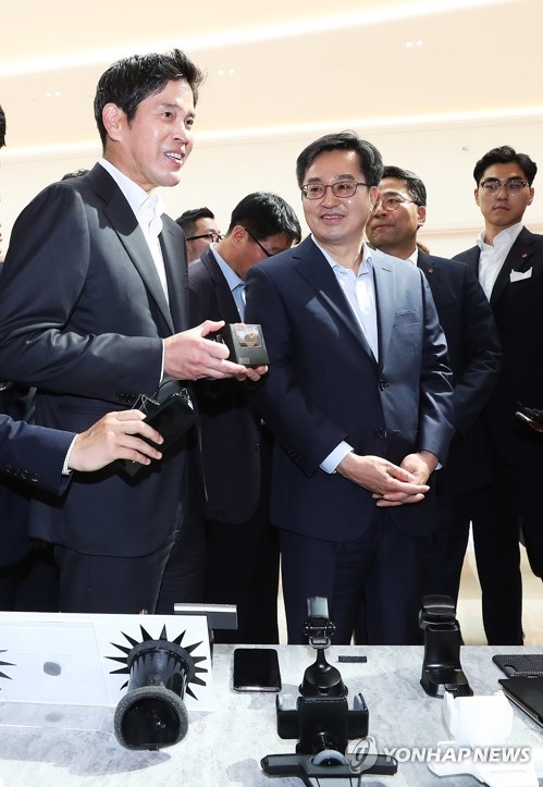 스타트업 기업 제품 살펴보는 김동연-정용진