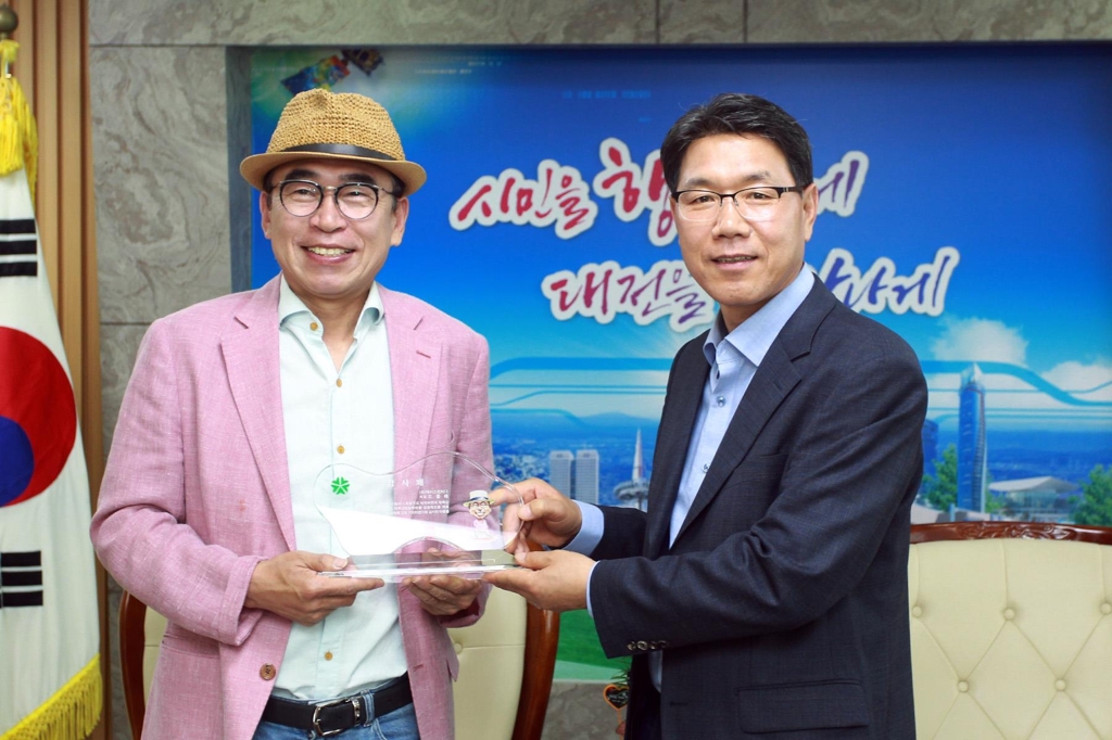 감사패받는 맥키스컴퍼니 조웅래 회장(왼쪽)