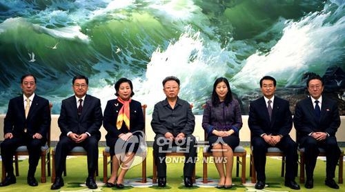 2007년 11월 백두산·개성 관광 협의차 북한을 방문한 현대그룹 현정은 회장과 김정일 북한 국방위원장.