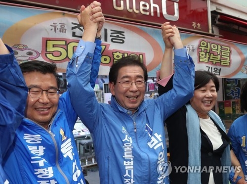 지역후보 지원유세하는 박원순 후보(서울=연합뉴스) 김현태 기자 = 더불어민주당 박원순 서울시장 후보가 11일 오후 서울 중랑구 동부시장을 방문해 시민들에게 지역후보들의 지지를 호소하고 있다. 2018.6.11mtkht@yna.co.kr