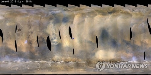 모래폭풍에 휩싸인 화성 탐사로봇 오퍼튜니티. 중앙 파란 점이 탐사로봇 위치.