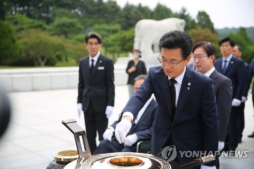 현충원 참배하는 허태정 당선인