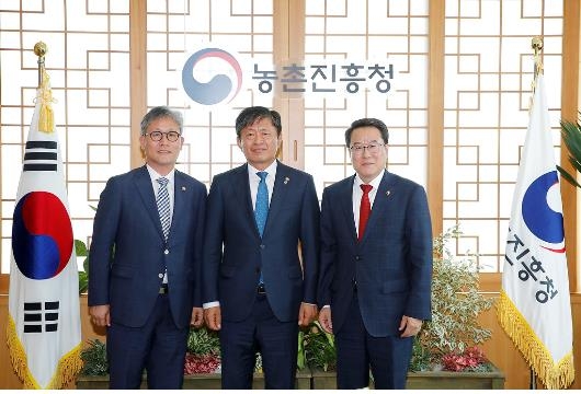 (왼쪽부터) 김재현 산림청장, 라승용 농촌진흥청장, 남재철 기상청장
