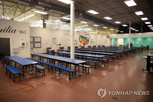 부모와 격리된 불법이민자 아이들을 위한 미국 텍사스 주 브라운즈빌의 보호시설