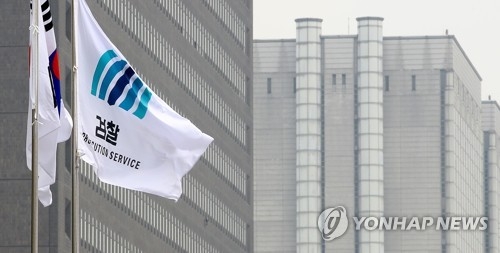 '재판거래' 의혹 검찰 손으로…추가 물증 확보가 관건 - 1