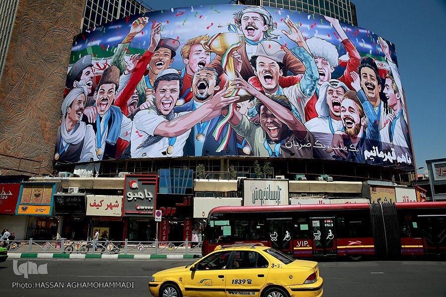 여성이 빠져 비판받은 테헤란 시내 월드컵 포스터[트위터]