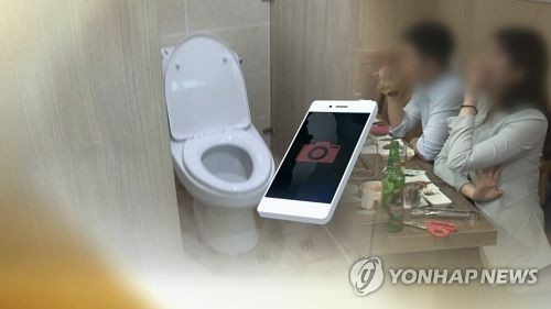 20대 의사가 여자화장실 침입해 몰카 찍으려다 덜미 - 1