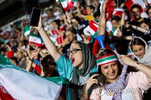 20일 테헤란 아자디스타디움에서 응원하는 이란 여성 축구팬[AFP=연합뉴스자료사진]