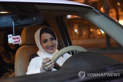 24일 새벽 운전하는 사우디 여성[AFP=연합뉴스자료사진]