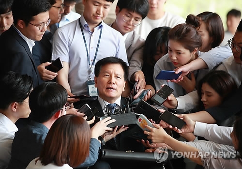 '양대노총 파괴공작 의혹' 이채필 전 장관 소환(서울=연합뉴스) 홍해인 기자 = 이채필 전 고용노동부 장관이 25일 서울 서초동 중앙지검에 이명박 정부 시절 국가정보원의 '양대노총 파괴공작 의혹'과 관련해 소환돼 검찰 청사로 들어서며 취재진의 질문을 받고 있다. 2018.6.25hihong@yna.co.kr(끝)