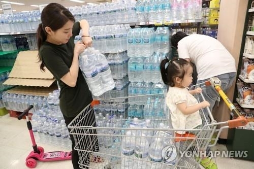식수 불안에 생수 판매 급증[연합뉴스 자료사진]