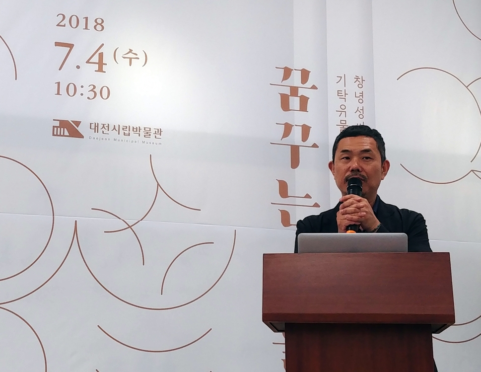 유물 기증한 성기완 교수(대전=연합뉴스) 김소연 기자 = 인디밴드 '3호선 버터플라이'의 리더였던 성기완 계원예술대학교 교수가 4일 가문 대대로 내려오던 유물 약 800여점을 대전시립박물관에 기증하며 소감을 밝히고 있다. 2018.7.4