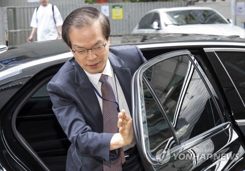 출근하는 허익범 특검(서울=연합뉴스) 윤동진 기자 = 드루킹 댓글조작 의혹 수사를 맡은 허익범 특별검사가 6일 오전 서울 서초구 특검 사무실로 출근하고 있다. 2018.7.6 mon@yna.co.kr (끝)
