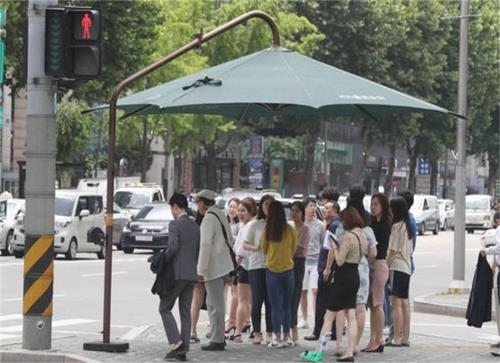 그늘막에서 더위를 피하는 시민들