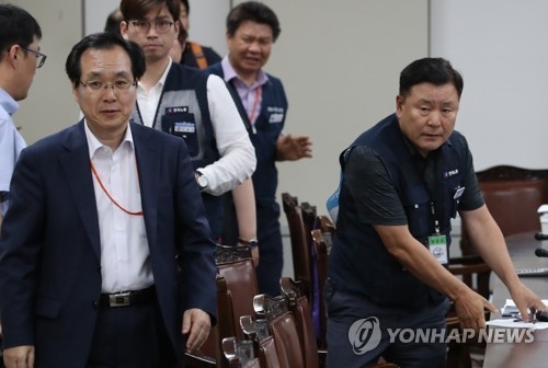 어색한 위원장과 근로자 위원