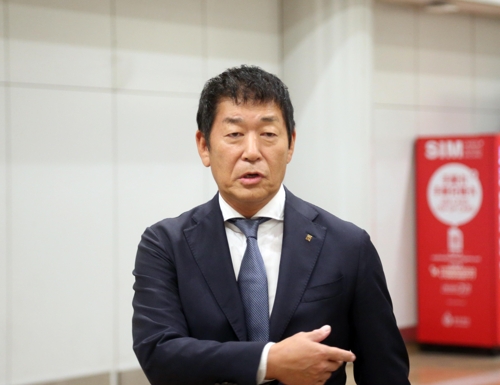 인터뷰하는 와타나베 모리나리 국제체조연맹 회장