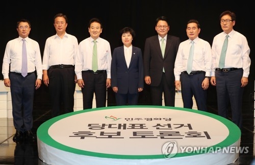민주평화당 당 대표 선거 후보 토론회(전주=연합뉴스) 정경재 기자 = 조배숙(가운데) 민주평화당 당 대표와 당 대표 선거에 출마한 후보자들이 20일 오후 전주 MBC 공개홀에서 열린 토론회를 마치고 선전을 다짐하고 있다. 2018.7.20jaya@yna.co.kr(끝)