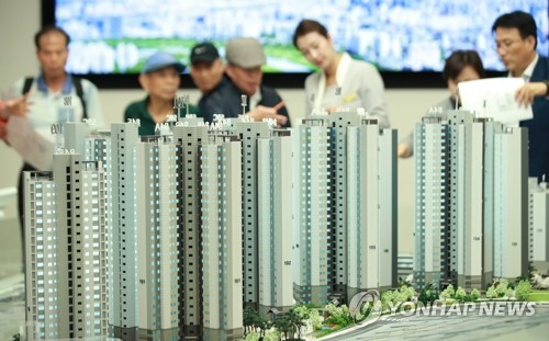 모델하우스 살펴보는 예비청약자들