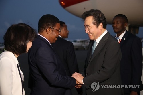 공항에 영접나온 탄자니아 총리와 악수하는 이낙연 총리