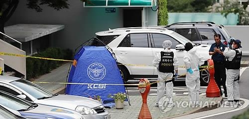 정의당 노회찬 의원 아파트서 투신 사망 확인하는 경찰