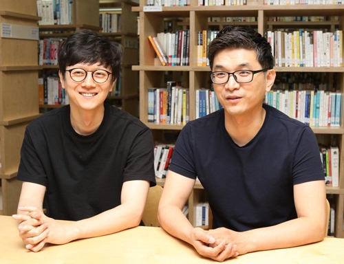 장정선 NLP센터장(우측)과 양푸름 기획자