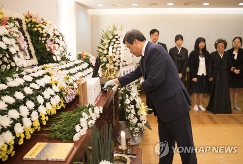 고 최인훈 작가 빈소 찾은 도종환 장관