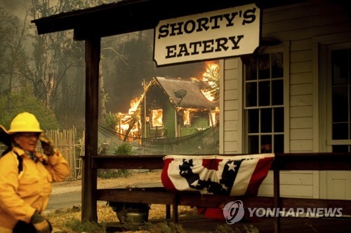 미 캘리포니아 산불 진화 작업 중인 소방관