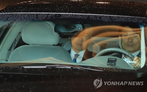 숙소 나서는 성 김