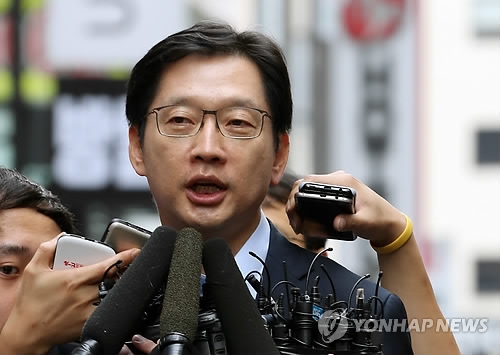또다시 포토라인에 선 김경수 (서울=연합뉴스) 정하종 기자 = 김경수 경남도지사가 드루킹의 댓글조작 행위를 공모한 혐의로 9일 오전 서울 강남구 특검으로 출석하며 취재진의 질문에 답하고 있다. 2018.8.9chc@yna.co.kr(끝)