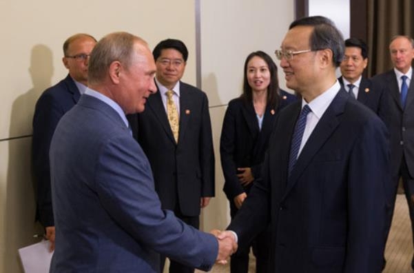 푸틴 러시아 대통령, 양제츠 중국 외교담당 정치국원 만나