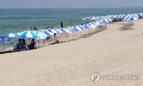 너무 뜨거워 한산한 해수욕장