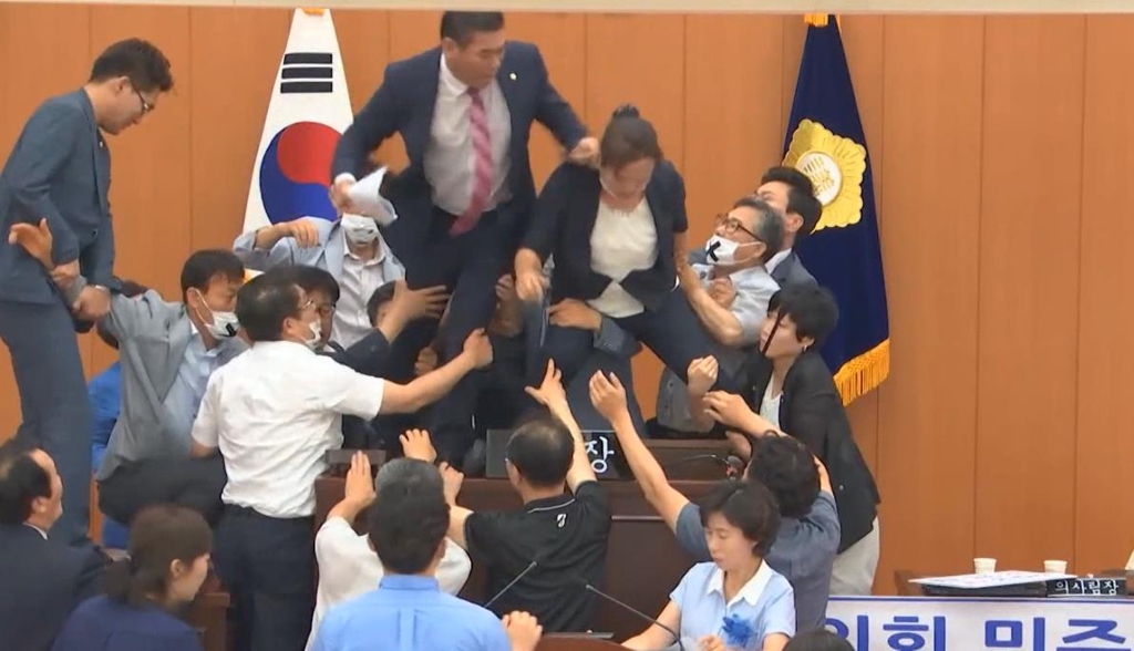 몸싸움 벌이는 양천구의회 의원들