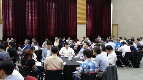관련 기관들이 설명회에 참석해 경청하고 있다.