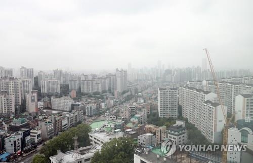 서울 강북에 확대된 투기지역 지정 (서울=연합뉴스) 이지은 기자 = 정부가 27일 서울 종로구, 동대문구, 동작구, 중구 등 4개 구를 투기지역으로, 경기도 광명시와 하남시를 투기과열지구로 신규 편입하는 등 부동산 시장에 대한 고삐를 다시 잡았다. 이번에 투기지역 등으로 지정된 이들 지역은 오는 28일부터 대출이나 청약 등 각종 규제를 새로 받게 된다. 사진은 27일 오후 서울 동작구 일대. 2018.8.27 jieunlee@yna.co.kr