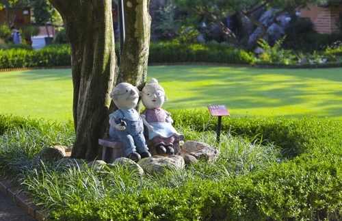 양평군 옥천면의 한 정원은 아기자기한 인형들이 감성을 자극한다(성연재)