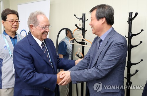국제사격연맹 회장과 인사나누는 도종환 문화부 장관