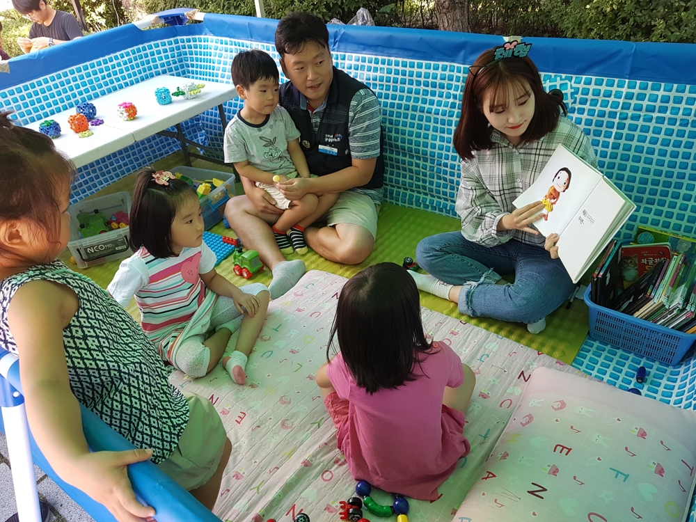 '보육교사 체험, 쉽지 않네'