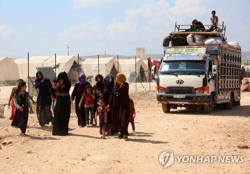 집을 떠나 터키 국경 근교의 캠프로 피란한 시리아인들[AFP=연합뉴스]