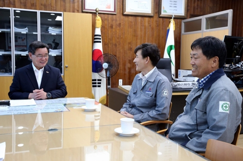 노박래 서천군수와 면담 중인 풍농 장항공장 직원들