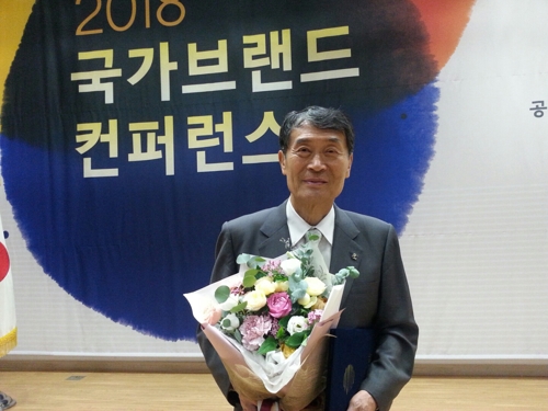 국가브랜드대상 받은 하정웅 영암군 홍보대사.