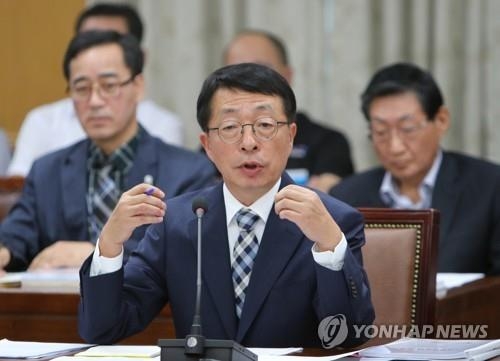 답변하는 설동승 대전시설관리공단 이사장 후보자 (대전=연합뉴스) 한종구 기자 = 설동승 대전시설관리공단 이사장 임용 후보자가 10일 오전 대전시의회에서 열린 인사청문간담회에서 의원들의 질의에 답변하고 있다.