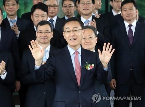 인사하며 떠나는 김수남 검찰총장(자료사진)